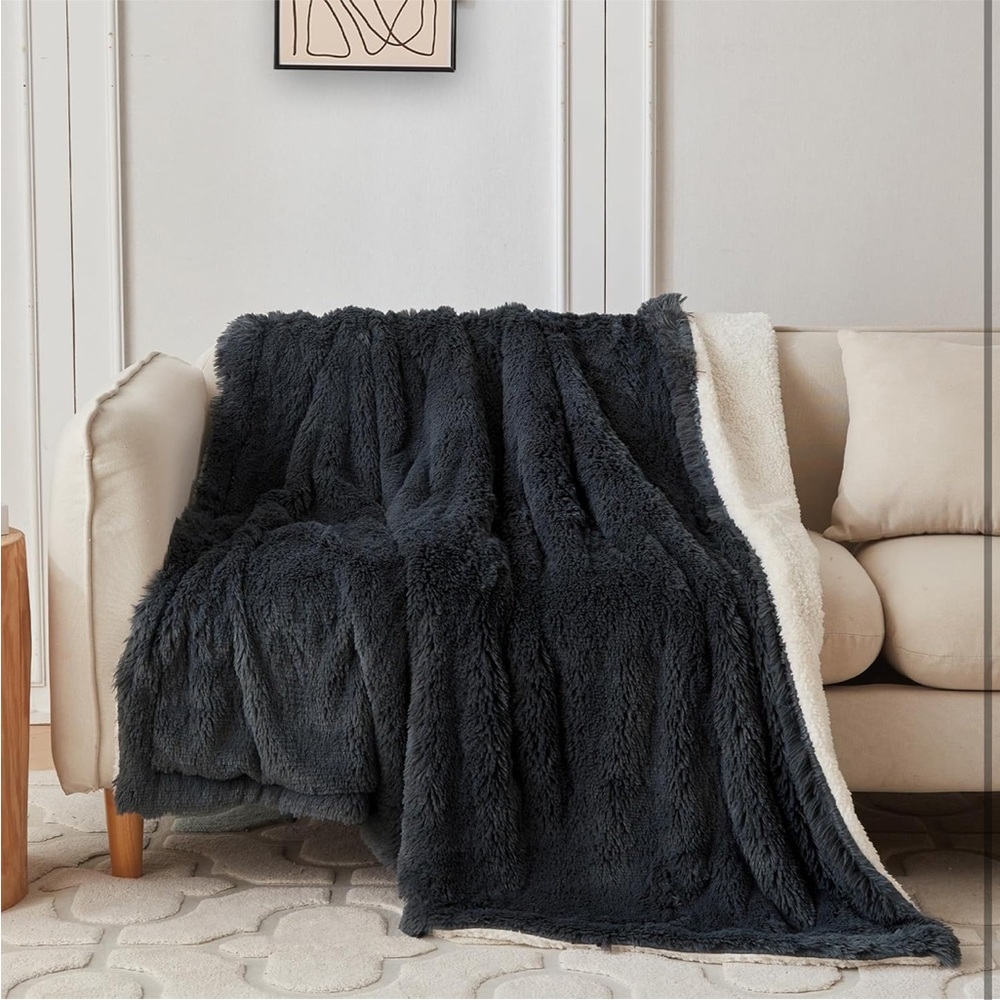 Luxurious shaggy fleece sherpa Blanket - Picture 2 of 6